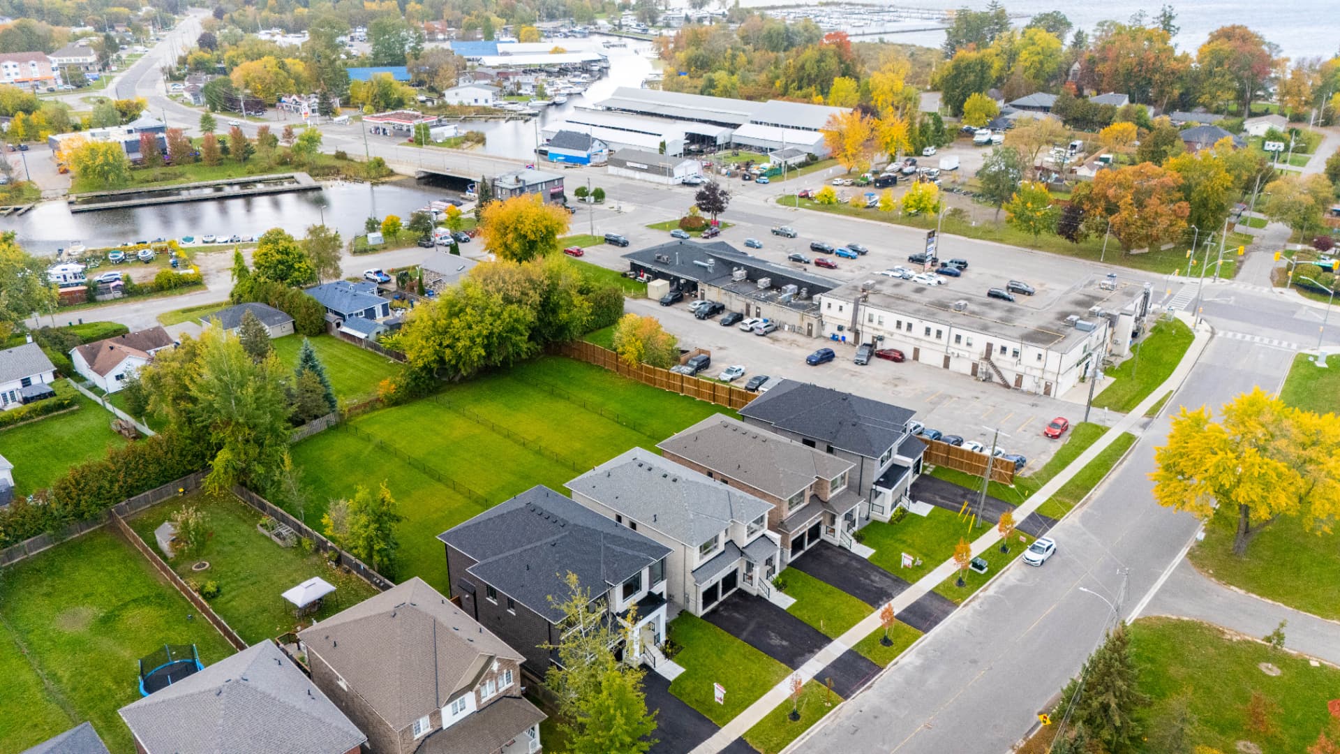 Aerial view of the property and lot