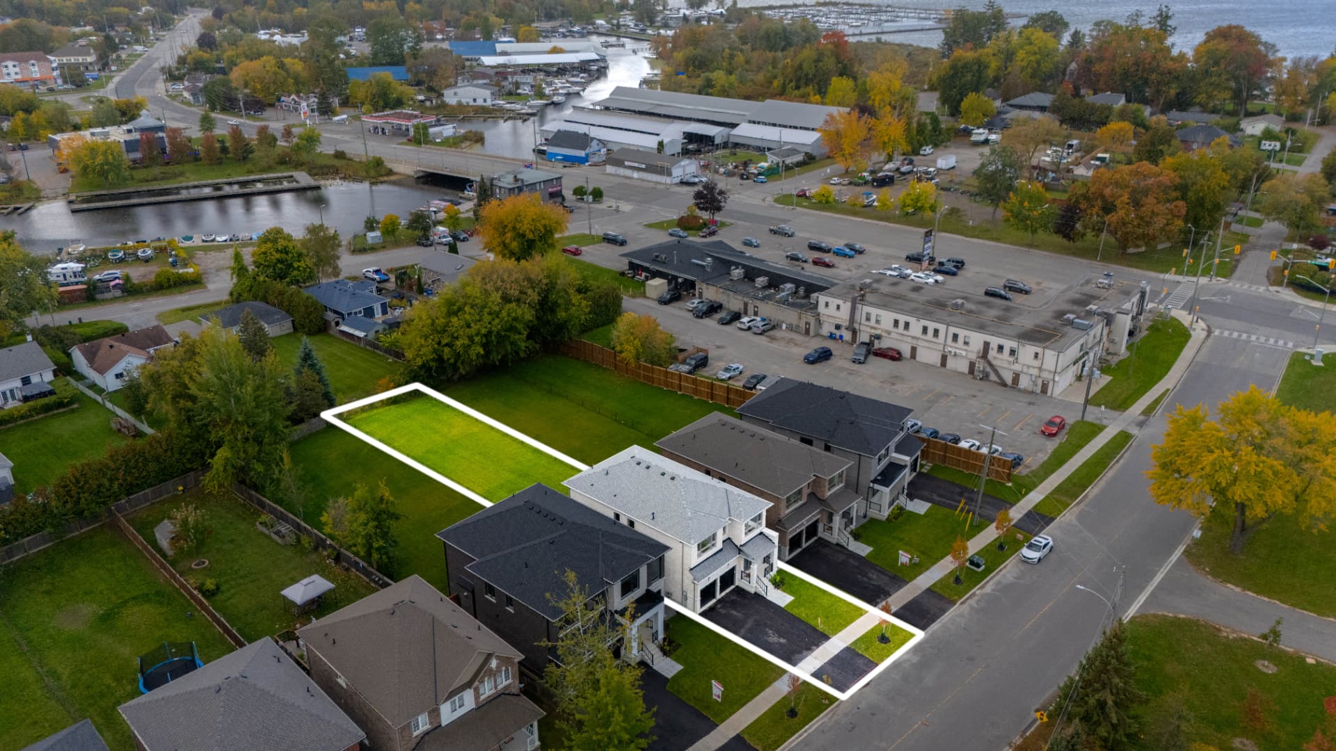 Aerial view of the property and lot